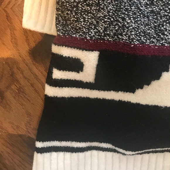Loft Geo Blanket Sweater. - Picture 4 of 5